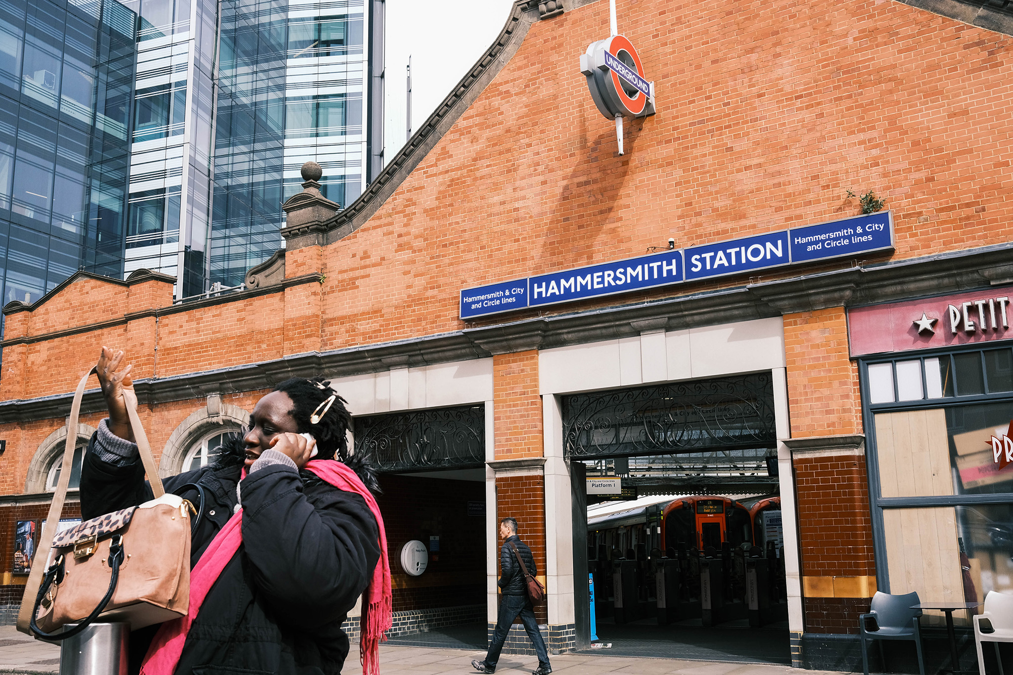 Geez_Hammersmith_station_lady_phone_bag_2048
