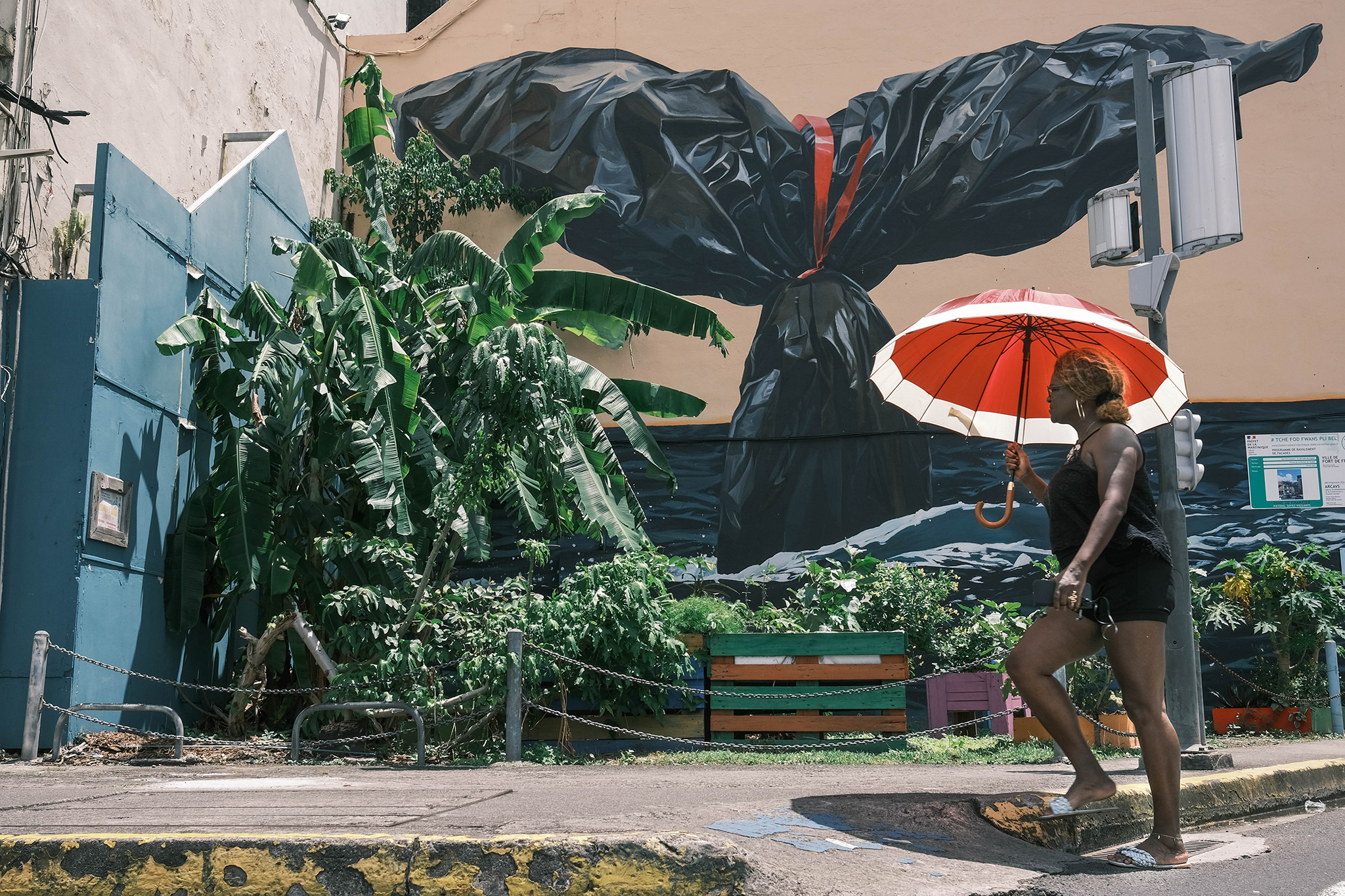 Geez_FDF_Martinique_corner_garden_graffiti_lady_umbrella_2048